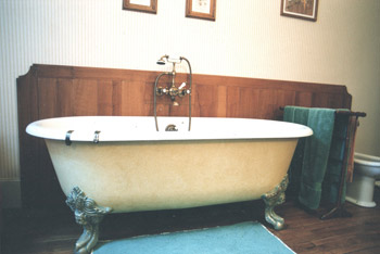 Une baignoire dans une ancienne chambre !
